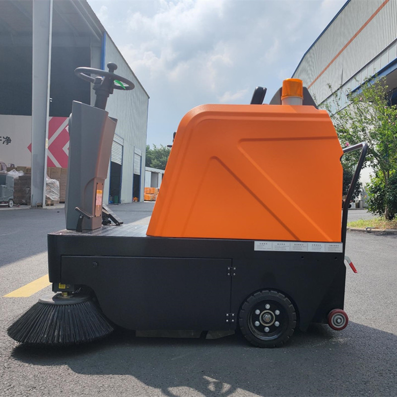 駕駛式掃地車在不同場景的應用ds80.jpg